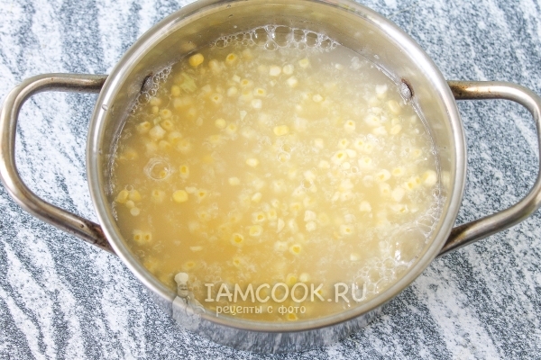 Отварить зерна кукурузы
