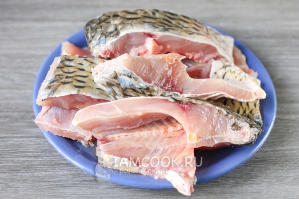 Порезать рыбу на кусочки