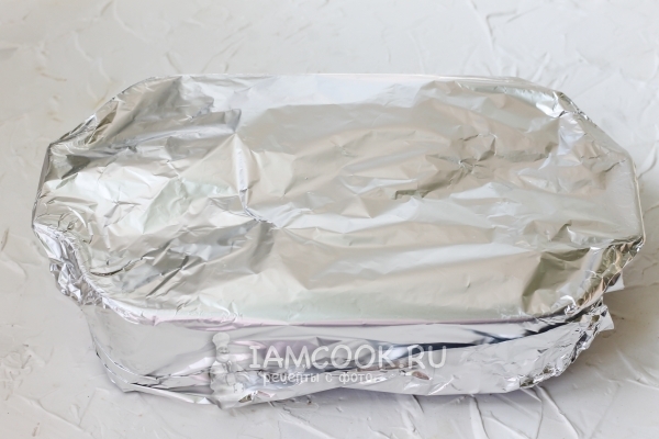 Накрыть форму фольгой