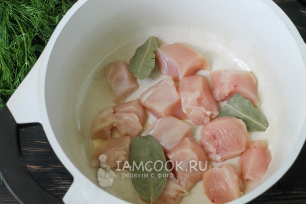Положить куриное филе и лавровый лист в кастрюлю