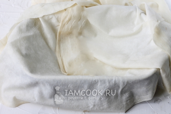 Положить в форму тесто фило