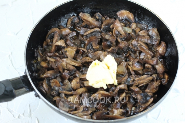 Положить сливочное масло