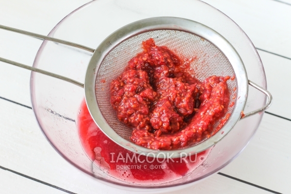 Протереть малиновое пюре через сито