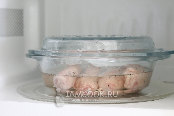 Поставить купаты в микроволновку