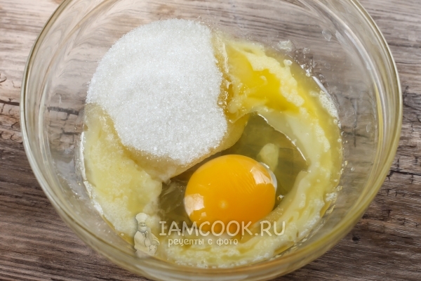 Соединить яйцо, масло и сахар