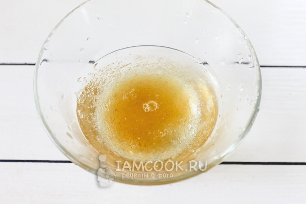 Развести дрожжи в воде