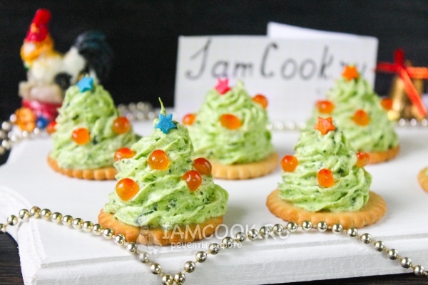 Фото крекеров с красной икрой «Ёлочки»