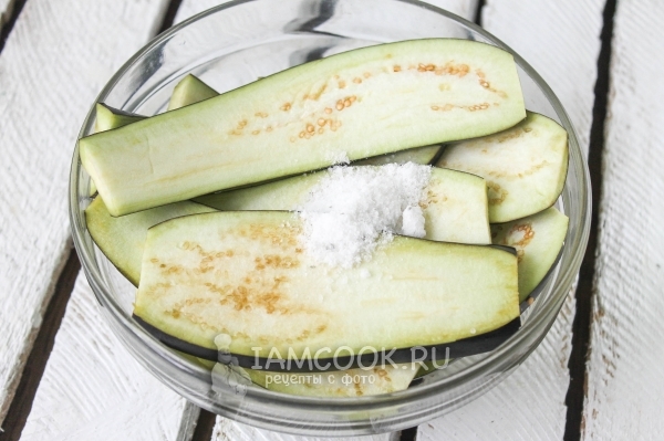Посыпать баклажаны солью