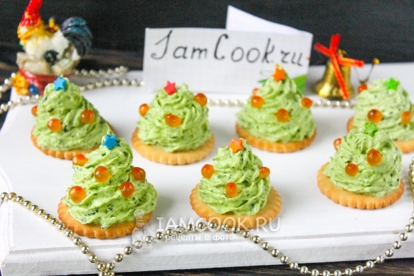 Готовые крекеры с красной икрой «Ёлочки»