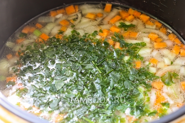 Добавить бульон и зелень