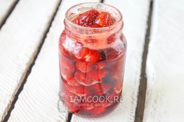 Положить клубнику в банку