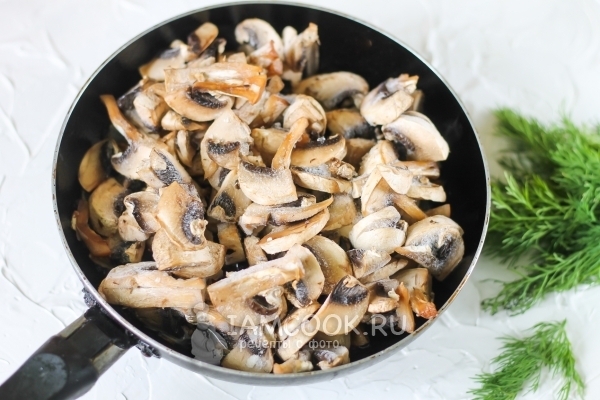 Положить к луку грибы