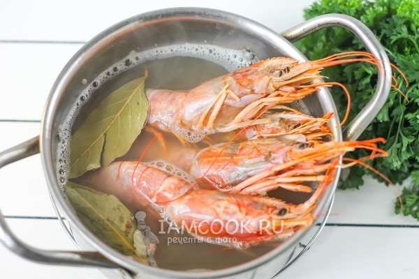 Положить лангустинов в кипяток