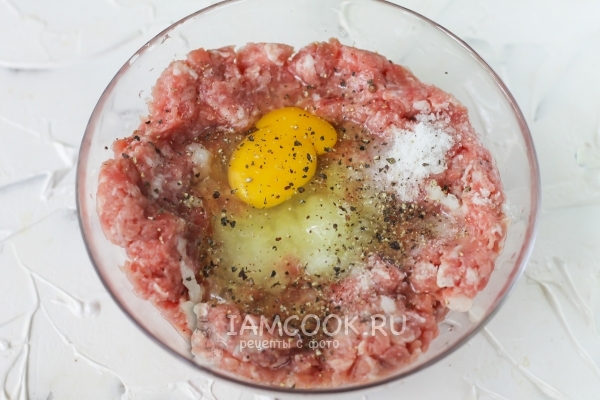 Соединить ингредиенты для фарша