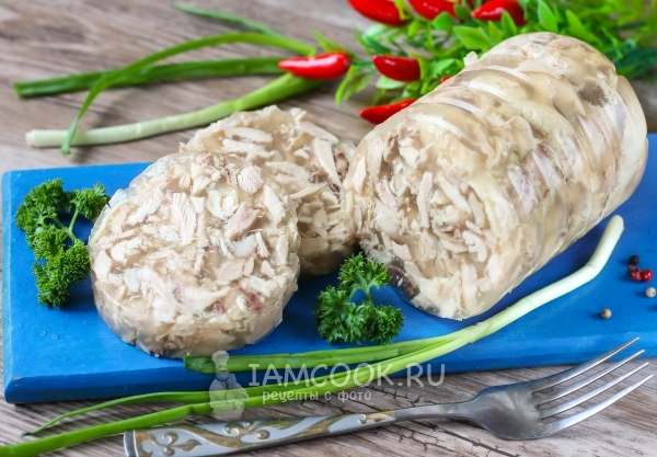 Фото куриного рулета в пластиковой бутылке (с желатином)