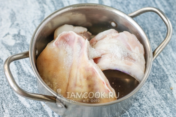 Положить уши в кастрюлю