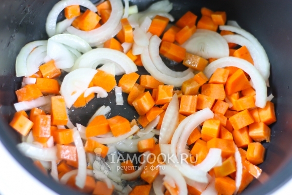 Обжарить лук с морковью