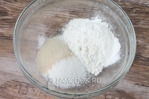 Соединить муку, сахар и дрожжи