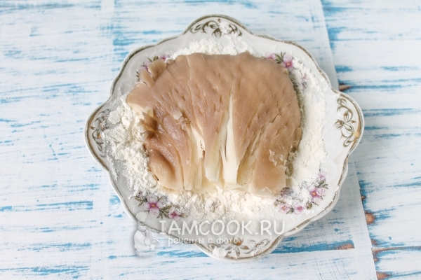 Обвалять грибы в муке