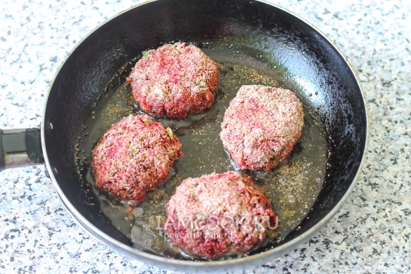 Положить котлеты на сковороду