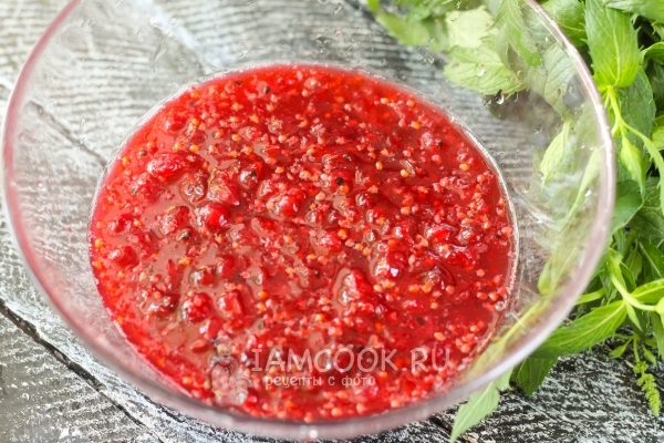 Размешать ягоды с сахаром