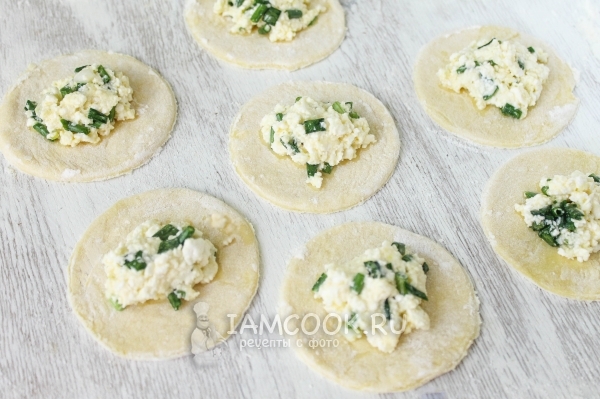 Положить на тесто начинку