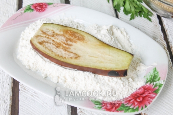 Обвалять баклажан в муке