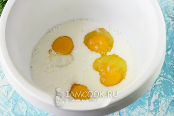 Соединить яйца с молоком
