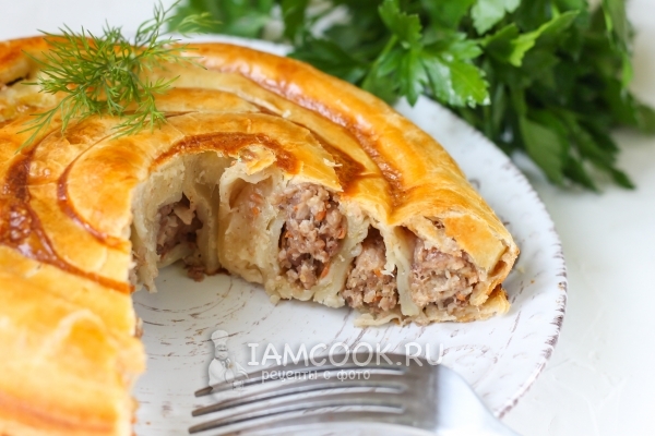 Фото слоеного пирога «Улитка» с фаршем