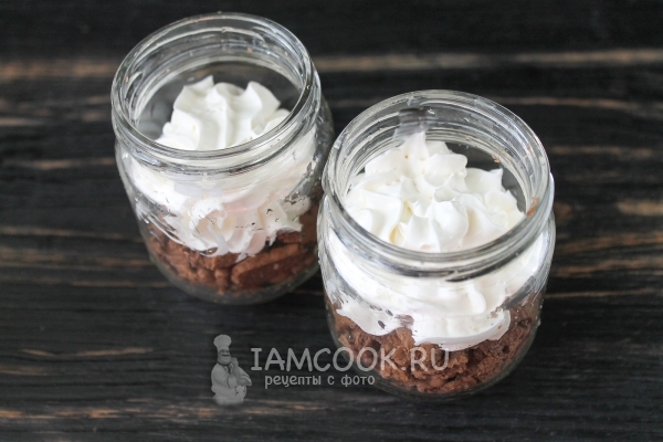 Положить на печенье сливки