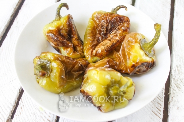 Положить помидоры на тарелку