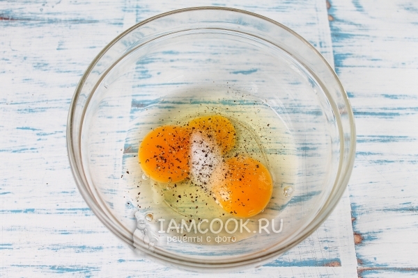 Яйца посолить и поперчить
