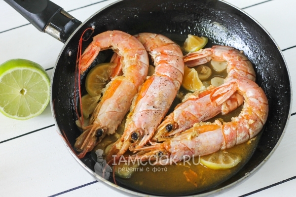 Фото жареных лангустинов с чесноком и лаймом