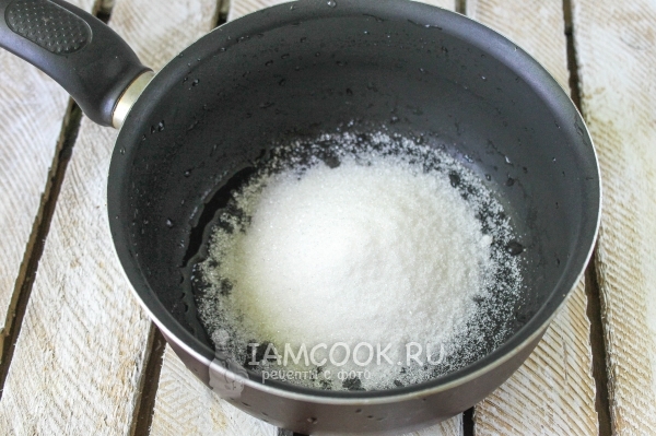 В сотейник насыпали сахар