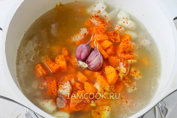 Положить рис и овощи