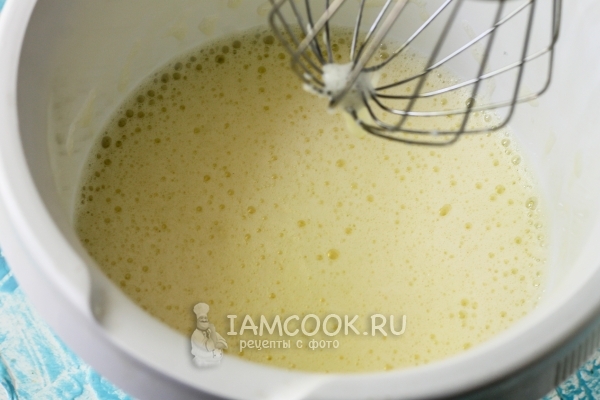 Взбить яйца с молоком