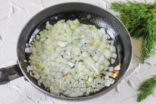 Обжарить лук