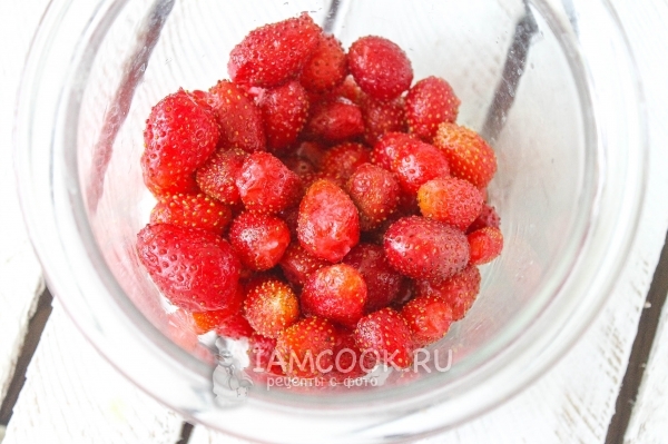 Помыть клубнику