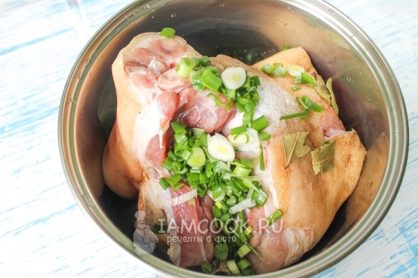 Положить зеленый лук