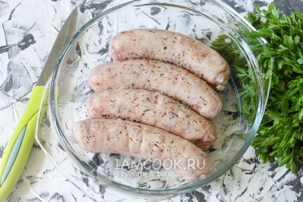 Наколоть купаты ножом