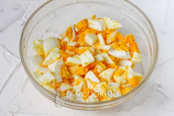 Порезать яйца