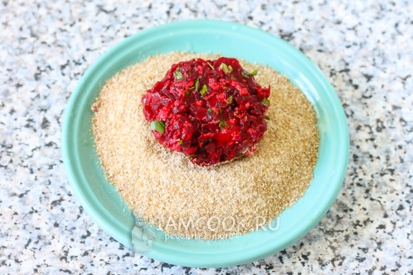 Обвалять котлеты в сухарях