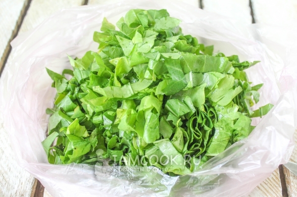 Положить щавель в пакет