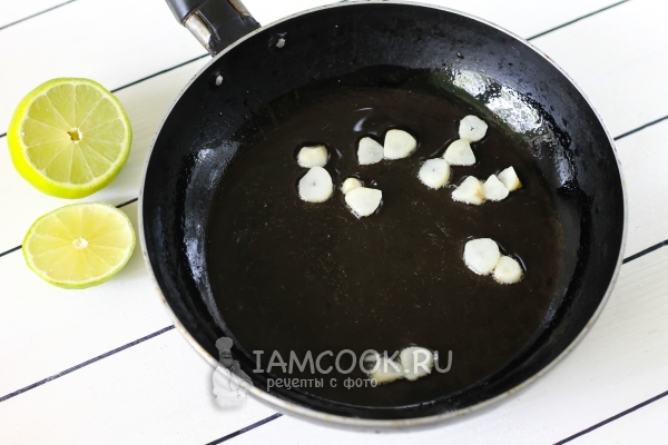 Обжарить чеснок
