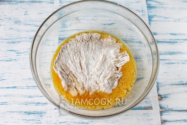 Обмакнуть гриб в кляр