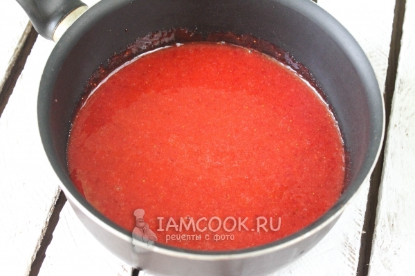 Перелить клубничное пюре в сотейник