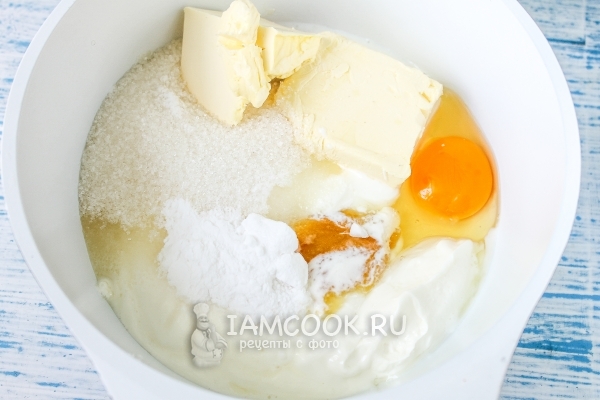 Соединить ингредиенты для теста, кроме муки и какао