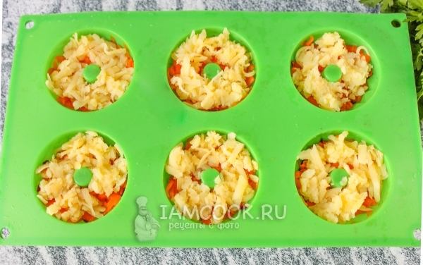 Выложить слоями морковь и картофель