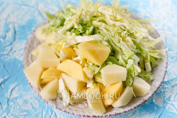 Порезать капусту и картофель