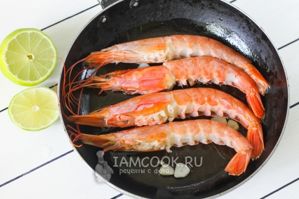 Положить лангустинов на сковороду